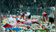 Lluvia de peluches en campo de fútbol como homenaje a niños de Turquía afectados por sismos