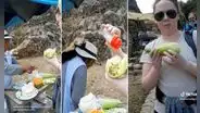 Estadounidense prueba choclo con queso y comete curioso error: “Así no se come”