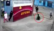 Hombre quiso esconderse de ladrones, pero empresa le cerró la puerta y terminó baleado