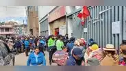 Ciudadanos duermen en las afueras del Banco de la Nación por falta de dinero en agencias de Juliaca