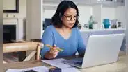 Si trabajo desde casa, ¿la empresa debe pagar por el internet y la energía eléctrica que uso?