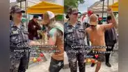 “Cuando encuentras tu amiga PNP y no puede bailar”: carnavalero provoca ganas de bailar a policía