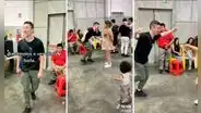 Joven italiano se deja llevar por el huaino y suelta singulares pasos: "Baila mejor que yo"