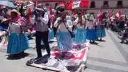 Ciudadanos pisan figura de la Constitución Política de 1993 en señal de rechazo