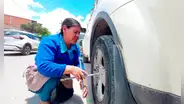¡Sin prejuicios! Tiene 65 años, 1,45 m de talla, ocho hijos y es la reina del parchado de llantas