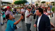 Rechazan en Trujillo a congresista Enrique Wong y le increpan adelanto de elecciones