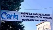 Denuncia infidelidad de su esposo con maestra de su hija con un cartel en la entrada del colegio