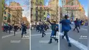 Peruanos bailan marinera en las calles de Barcelona y dejan atónitos a los españoles