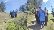 "La unión hace la fuerza": personal de Salud salva la vida de gestante tras cargarla en hombros