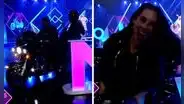 A bordo de una moto: así fue el espectacular ingreso de Gianella Neyra a “Mujeres de la PM”