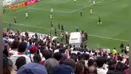 En pleno partido de Universitario y Melgar, hincha es llevado en ambulancia tras sufrir desmayo