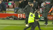 Jurgen Klopp y su furiosa reacción contra hincha que ingresó al campo en el Liverpool vs. Manchester United