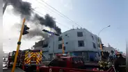 La Victoria: Reportan incendio de grandes proporciones en empresa de encomiendas cerca al estadio de Matute