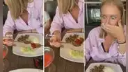 Aprovecha un descuido de su madre y le llena la cuchara de ají mientras almuerza