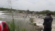 Mujer en trabajo de parto cruza en balsa quebrada activada por lluvias en Piura