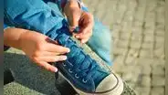 Niño de 7 años muere luego de que dos autos lo impactaran mientras se ataba las zapatillas
