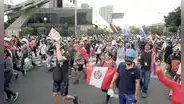 Policía evita avance de marcha en la avenida 28 de Julio