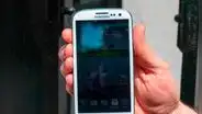 ¿Por qué la pantalla del teléfono se oscurece cuando estás bajo el sol y cómo solucionarlo?