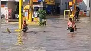 Niño carga a perrito para cruzar calle inundada por intensas lluvias en Piura: "Qué bello gesto"