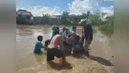 Ciudadanos usan cámara de llanta para cruzar quebrada inundada en Piura