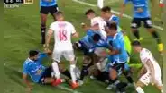 ¿'Fútbol chacra'? Jugador de Huracán intentó anotar y se le echaron encima hasta 3 de Cristal