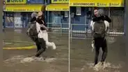 Joven enternece las redes sociales tras cargar a su novia en plena inundación: “Todo un caballero”