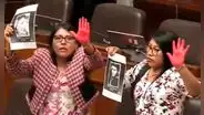 Congresistas muestran sus manos pintadas de rojo al ministro del Interior por muertes en protestas