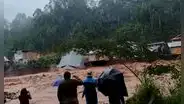 ¡Urgente! Desborde de río Entaz arrasó con varias viviendas en Oxapampa