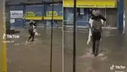 Chiclayano lleva a su novia en brazos en medio de la inundación por desborde de ríos: “Eso es amor”
