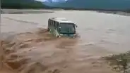 Bus con docentes es arrastrado al intentar cruzar caudalosa quebrada en Piura