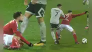 ¡Mbappé descontrolado! El francés pateó dos veces a su rival y no fue expulsado