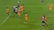 ¡A lo Zidane! Alonso le metió un cabezazo a Pablo Sabbag y cometió penal a Alianza Lima
