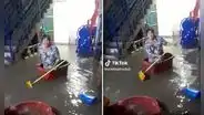 "Reír para no llorar": peruana se mete a una tina y navega en su vivienda inundada