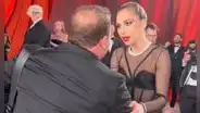 Lady Gaga ayuda a fotógrafo que tropieza durante alfombra roja