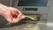 Buscan eliminar la comisión por retiro de dinero de ventanillas y cajeros automáticos