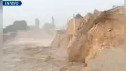 "¡Se me cae mi casa!": mujer salió a tiempo de su vivienda destruida por caudal del río Chillón