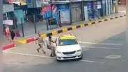 Policías se suben a un taxi y persiguen a 2 delincuentes que acababan de robar un celular