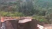 Trabajadores se salvan de milagro tras desprendimiento de carretera en Piura