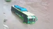 Bus queda atrapado en medio de las aguas del río Marañon en La Libertad