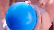 Niña de 6 años muere tras atragantarse con un globo en su cumpleaños