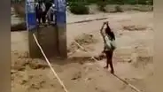 Lambayeque: hombre arriesga su vida al cruzar caudaloso río con niña en la espalda