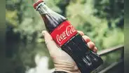 ¿Por qué la gaseosa sabe mejor en botella de vidrio que en una de plástico? Aquí la respuesta