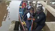 Iquitos: niños acuden a clases a bordo de canoas y baldes tras desborde de río Itaya