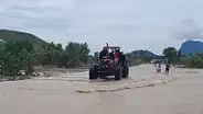 Tractores, cargadores frontales y camiones son medios de transporte para cruzar quebrada en Lambayeque