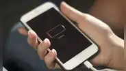 ¿Es peligroso dejar mi teléfono cargando toda la noche?