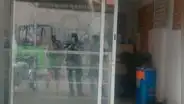 Vieron salir gusanos de un local, llamaron a la Policía y hallaron una escena de terror: “Olor fétido”