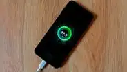 ¿Es necesario que los teléfonos nuevos carguen más de 8 horas la primera vez?