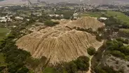 Huaca donde fue hallado el Señor de Sicán a punto de perderse por las aguas del río La Leche