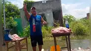 ¡Emprendedor con mente de tiburón! Recorre zona inundada de Ecuador en bote para vender carne de cerdo
