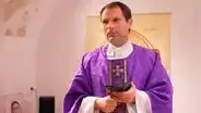 Antoine Coelho, el sacerdote que fue suspendido tras anunciar su boda con una mujer